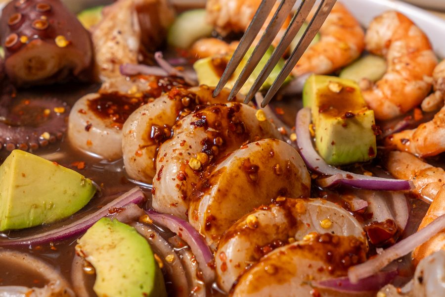 Aguachile de camarón, callo y pulpo