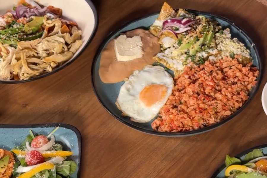 Chilaquiles con huevo, frijoles y cochinita