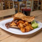 Asada y camarón capeado